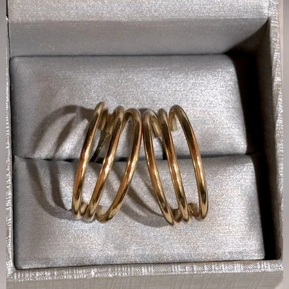 Macy’s Gold Minimalist Hoop Earrings Elegant Design - Picture 4 of 6